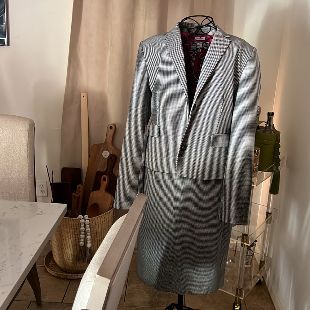 Calvin Klein wht/blk blazer and skirt set